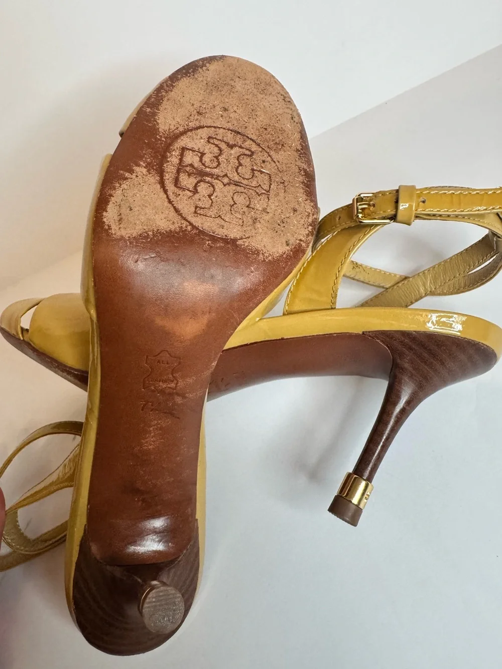 Tory Burch Tania Mustard Patent Heels Wood Heel Sandals Quiet Luxury 7.5